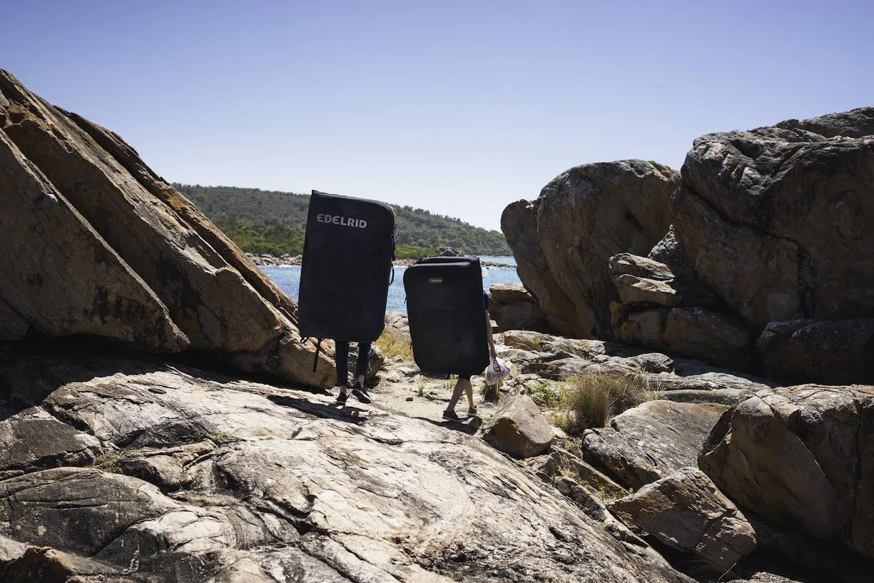 Easy approach to the Copper Rocks seaside boulders
